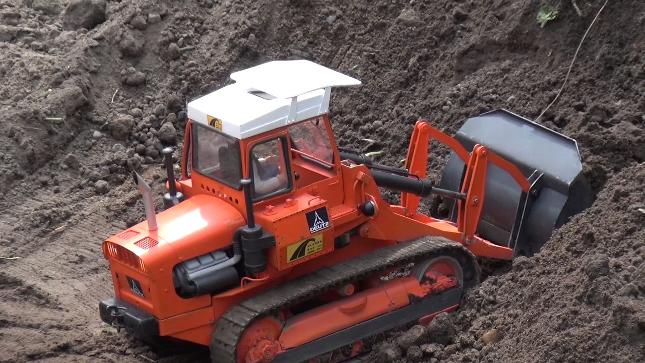 Deutz DL 1300 stockpiling material