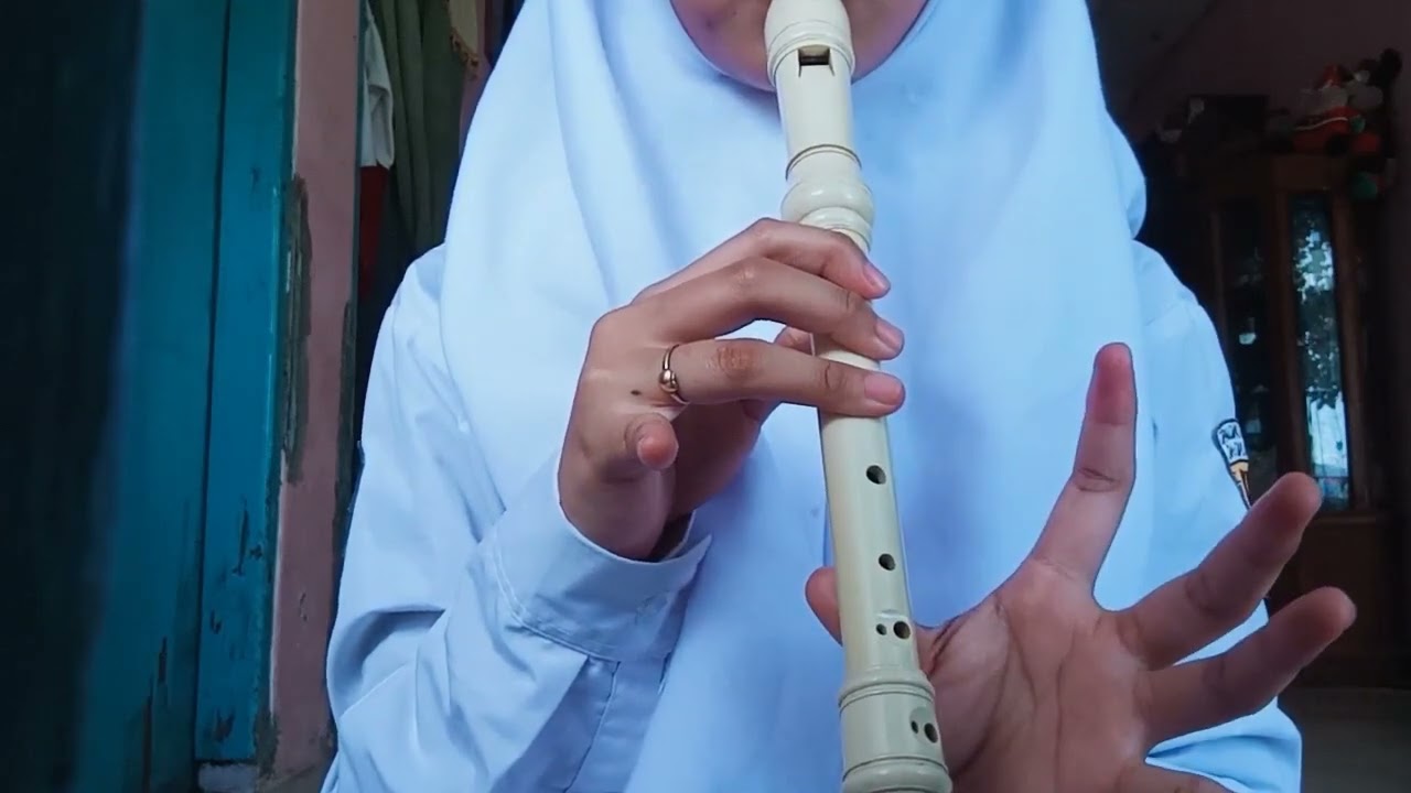 memainkan suling recorder lagu ibu kita Kartini