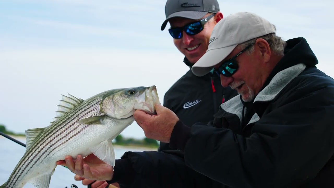 Рыбалка в проливе Лонг-Айленд с капитаном Дэном Вудом | Катер Robalo R300 на воде