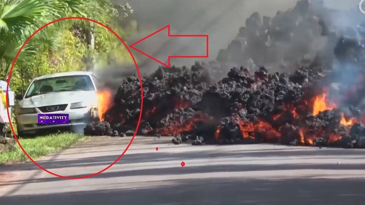 2018 Hawaiian Kilauea Volcano: Lava Eruption Engulfs a Car - Time Lapse