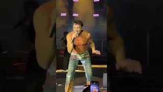 Edisten Cesur Kombinünlü Popçu, Transparan Bluzu Ve Kalp Işlemeli Jean Kombiniyle..