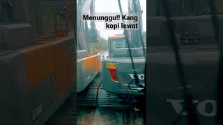 Download Lagu MENUNGGU!! KANG KOPI LEWAT dicabin excavator #alatberat #video #shorts MP3