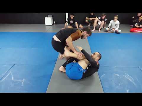 Video Knee slice from Reverse De La Riva and dealing with... - youtube