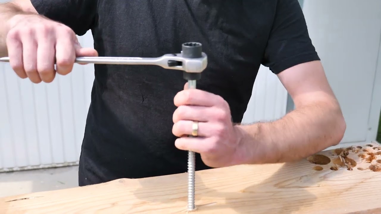 Cheia multifuncțională 4-în-1 Projahn – un must-have pentru construcții!