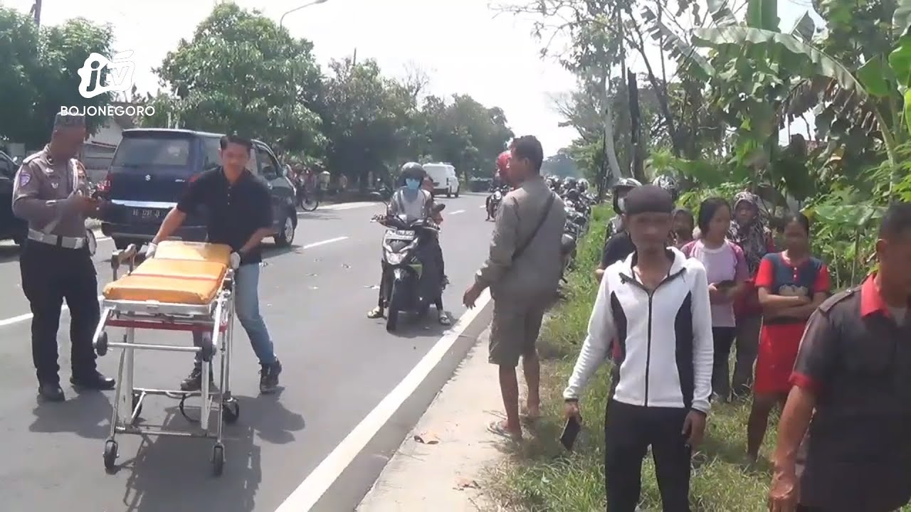 Sepeda Motor Tabrak Truk Ekspedisi di Ngawi