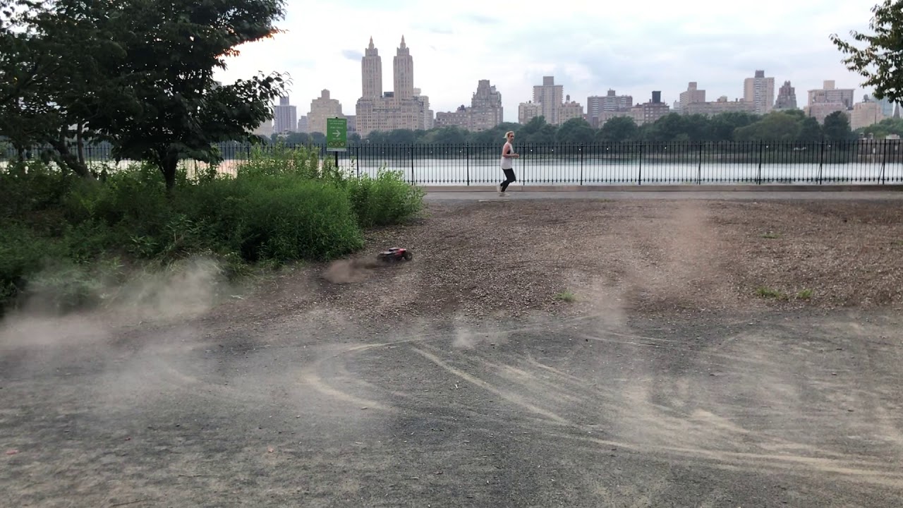 Running RC car in Central Park / Гоняю на радио модельке по центральному парку