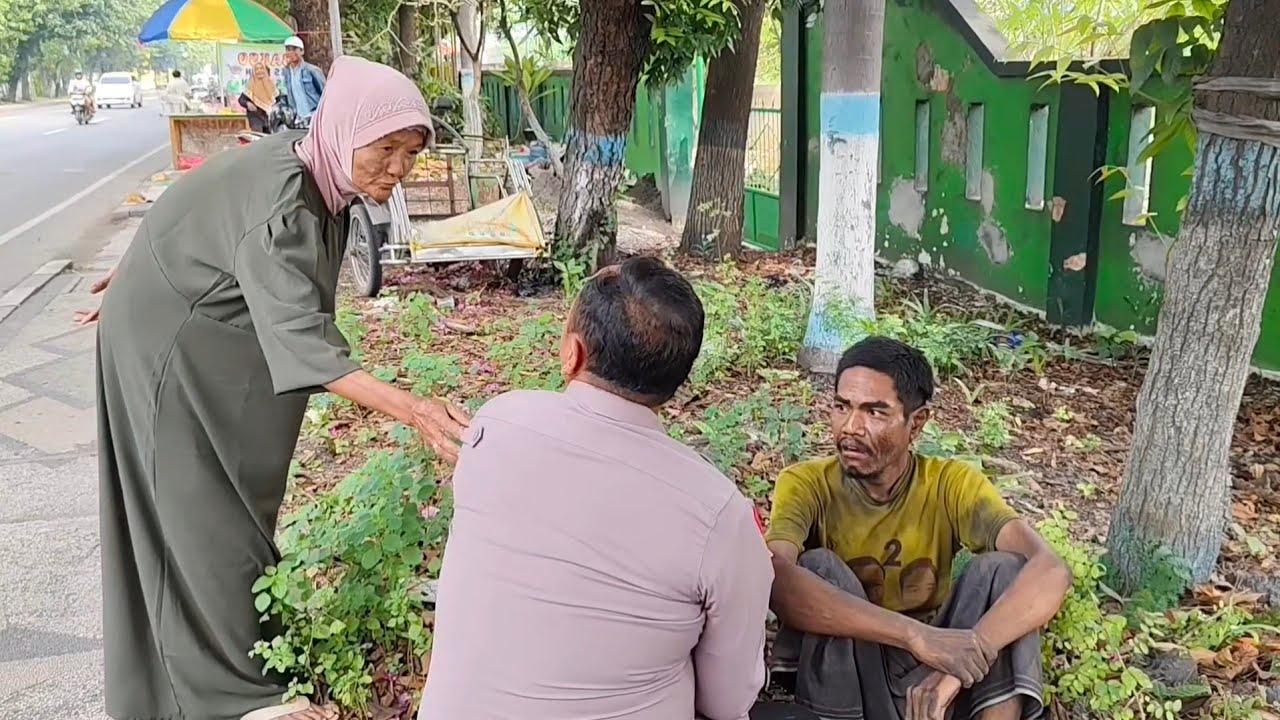 DUDUK SENDIRIAN DISAMPING MAKAM PINGGIR JALAN.PEMUDA OD9J DIJEMPUT LANGSUNG DIRAWAT PAK PURNOMO
