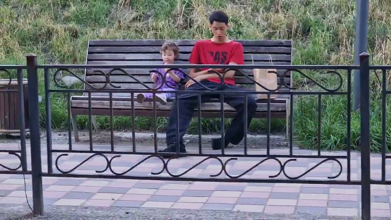 НАБЕРЕЖНАЯ РЕЧКИ МАЛАЯ АЛМАТИНКА  ул Коперника. Качели, игровые площадки, хорошо!  15 07 2024