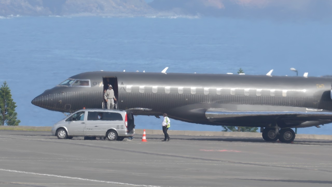 Семья Криштиану Роналду прибывает в аэропорт Мадейры (YouTube)