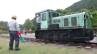 年月日　王滝森林鉄道　運材台車と機関車の連結作業