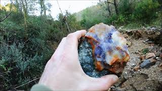 Prospection Pour Trouver Des Pierres Semi Précieuses, Améthyste Ou Fluorine Violette.