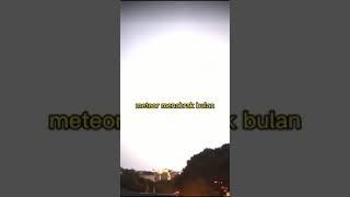 Meteor Menabrak Bulan