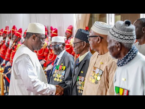 Décoration de 9 tirailleurs sénégalais de retour dans leur pays d'origine