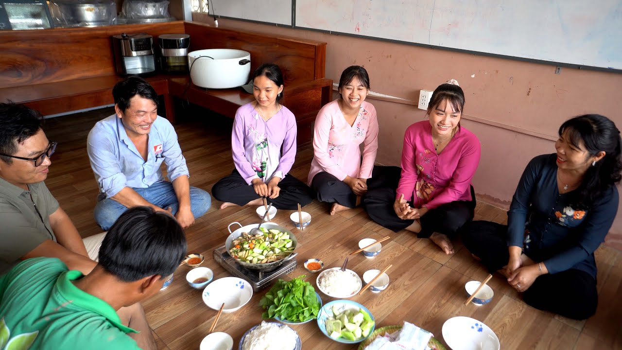 Làm Lẩu Gà đãi Các Chú Thợ Di Chuyển Máy Lọc Nước từ Sài Gòn Đến