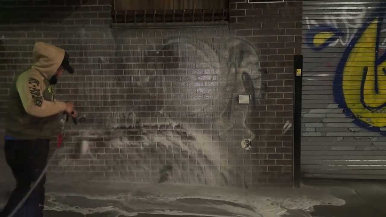Graffiti remove pressure washing 