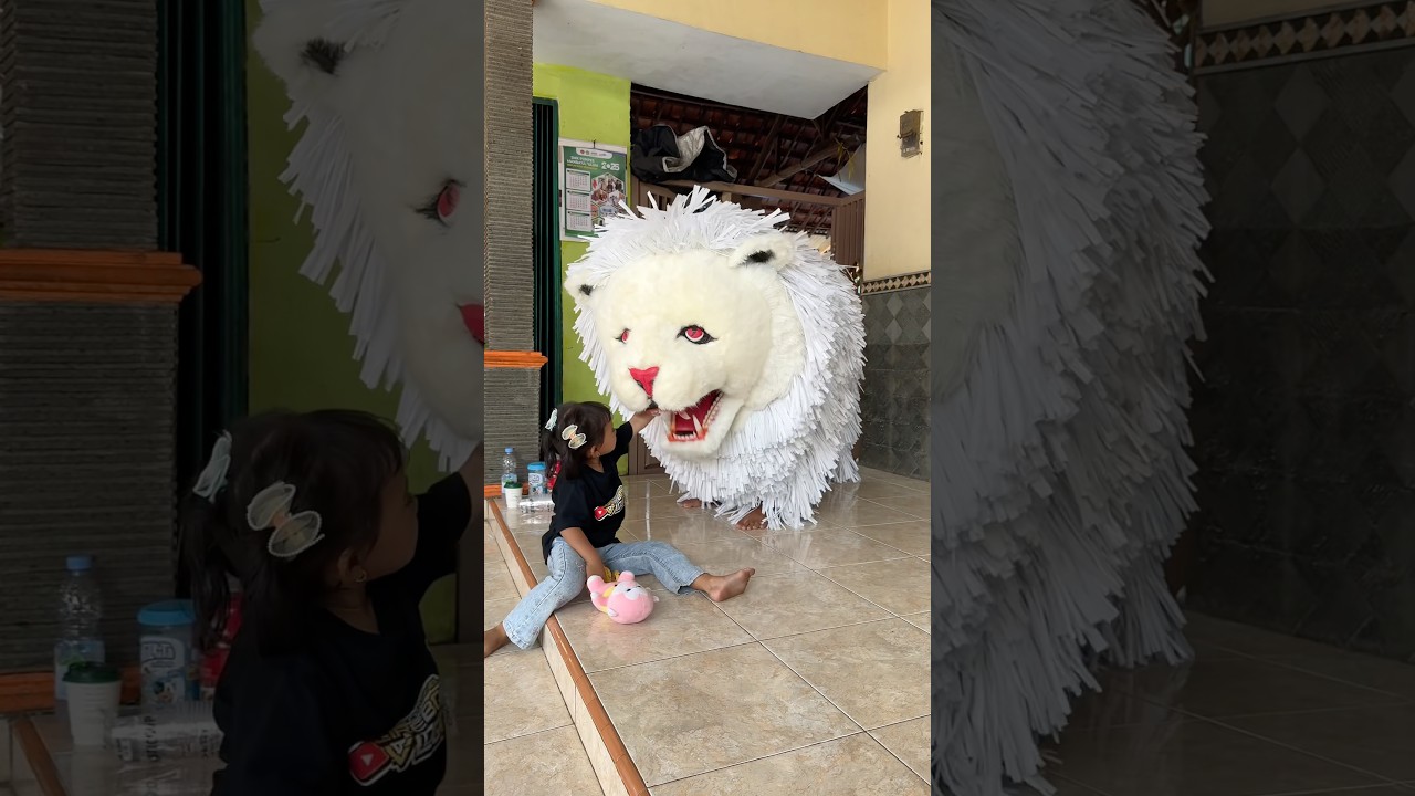 Alika kasih makan pisang untuk can macanan
