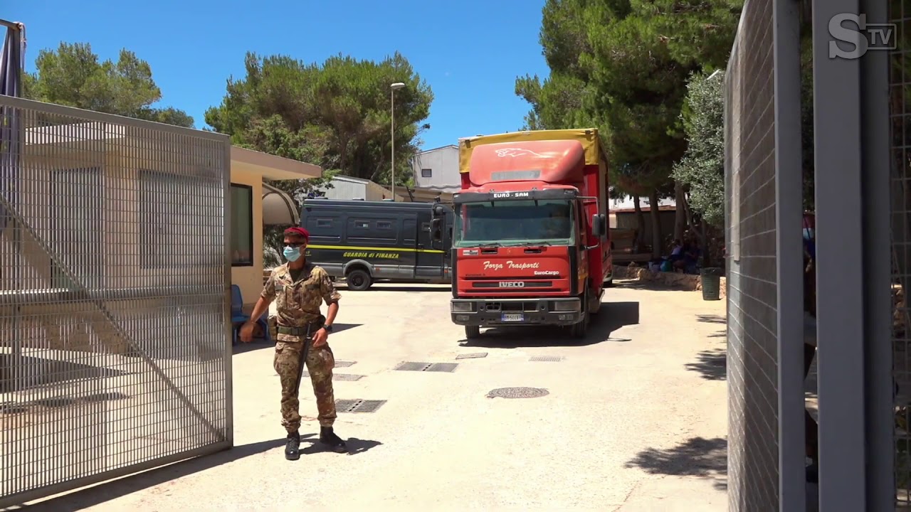 Migranti fuggono da hotspot di Lampedusa