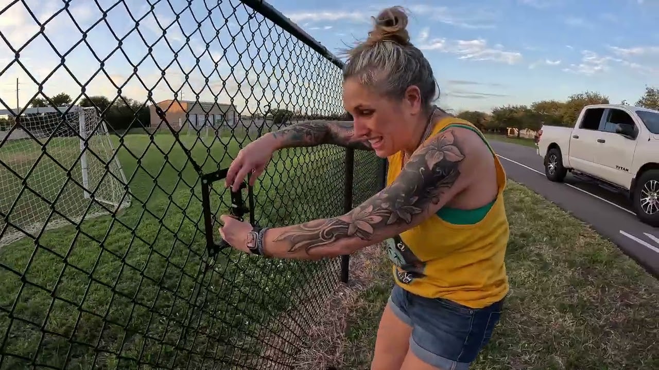 Крепление для мобильного телефона на забор для спорта и концертов. Простая установка.