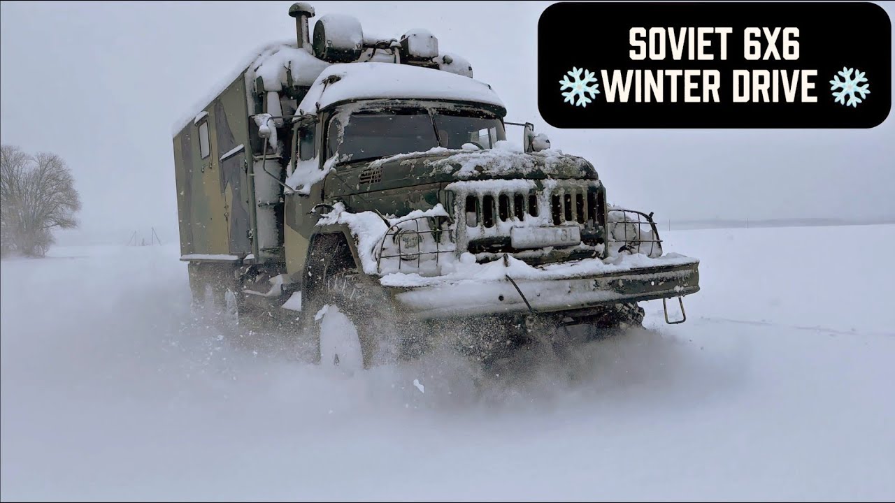 Поездка в снежный день: ZIL 131 6x6 просыпается при температуре −14°C в глубоком снегу.