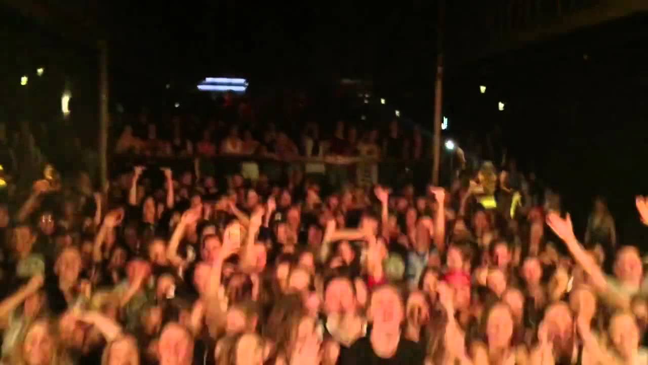 DJ TROLLS THE CROWD IN THE DROP! EPIC!