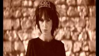 Ünzi̇le Mamos (Pencereden Bir Tas Geldi) 