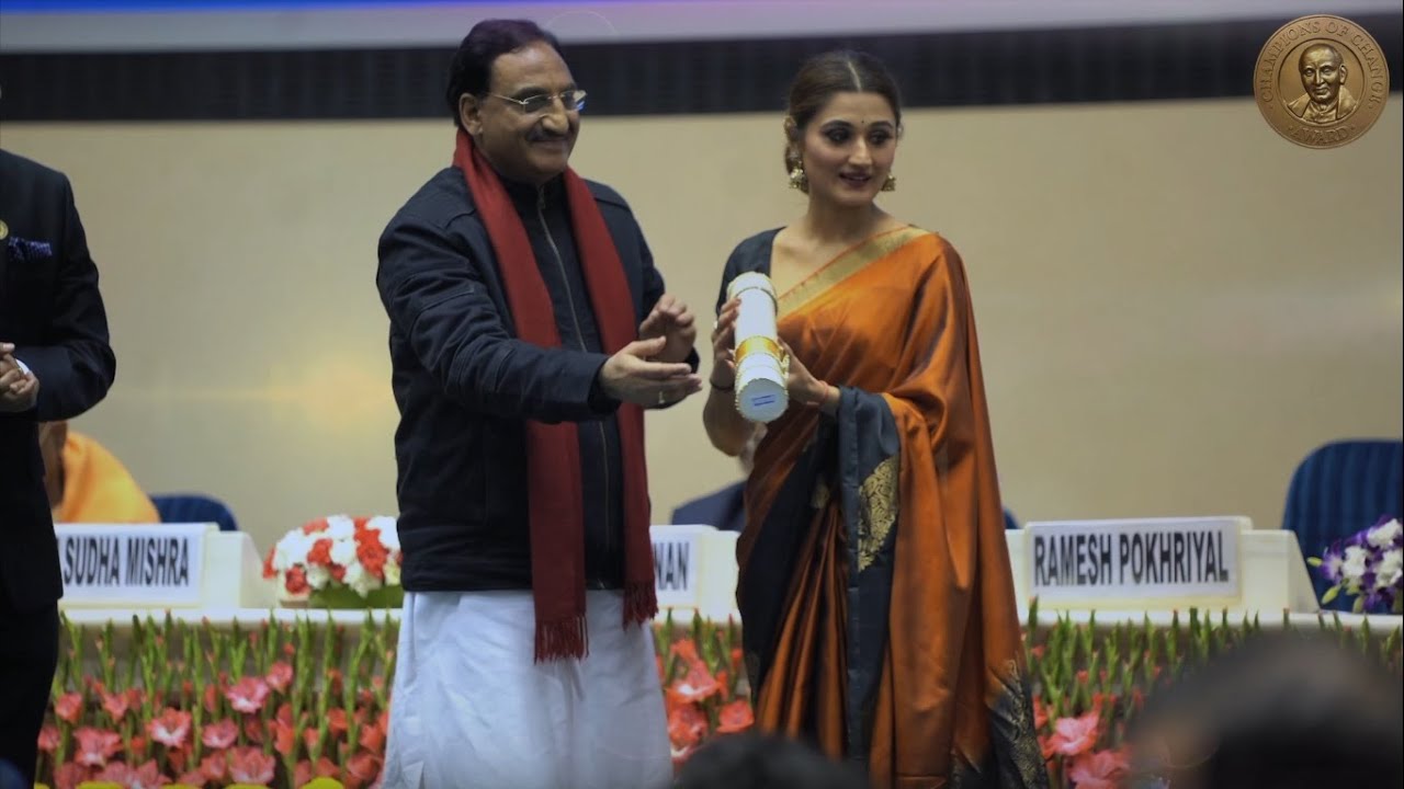 Arushi Pokhriyal Social Welfare receiving Indian Achievers Award 2019 from Ramesh Pokhriyal