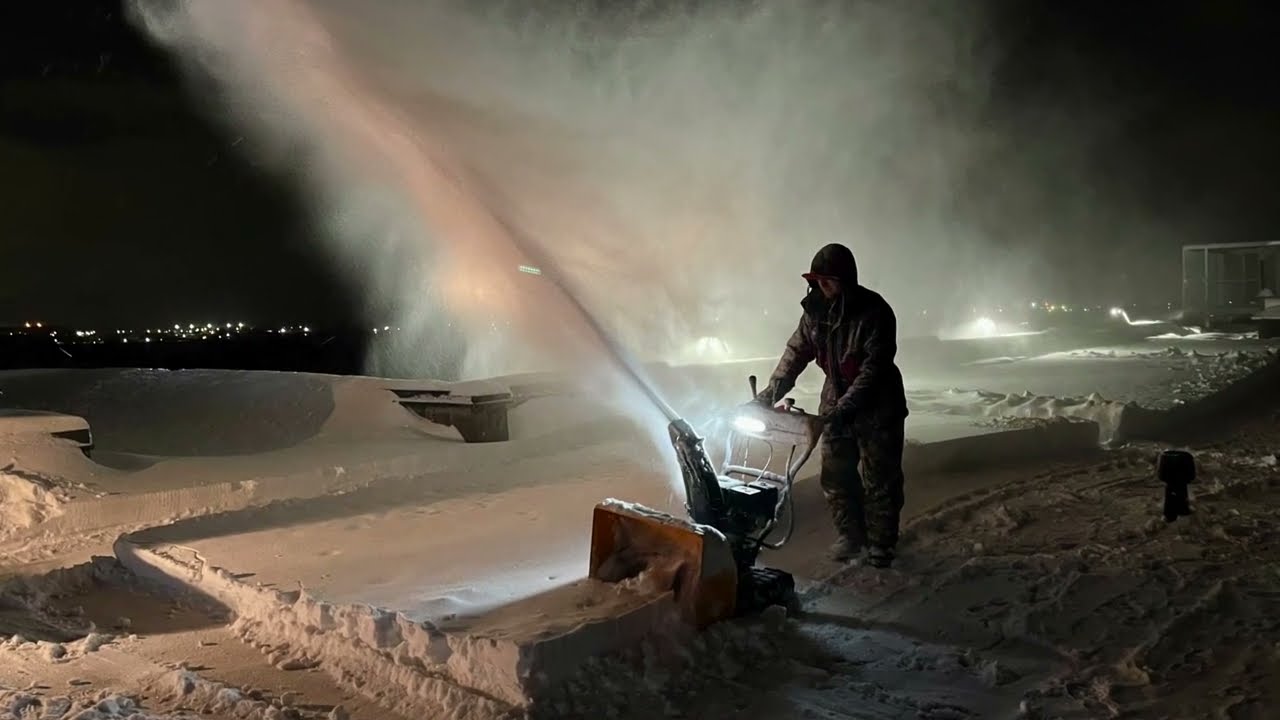 Очистка крыши от снега в декабре, завод Poetty - YouTube