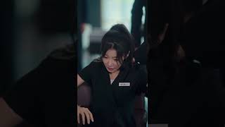 Di kereta ia selamatkan pria asing, tak disangka CEO berkuasa, sejak itu ia dipaksa nikah kilat!