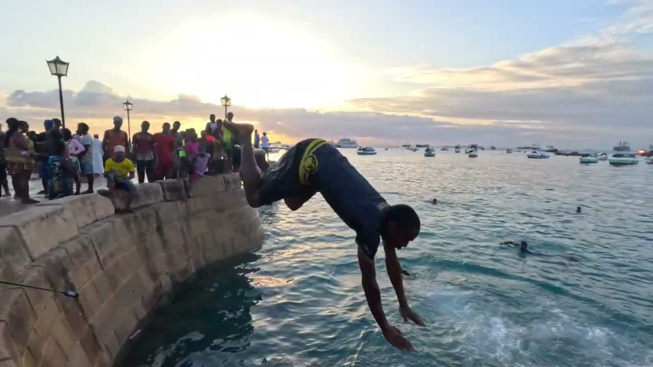 The Vibes Of  Zanzibar🌴🇹🇿, Forodhani Market/Famous Diving place! Souvenirs
