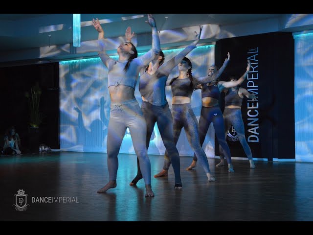 Wer schon immer einmal wissen wollte, was in unseren ShowDance Kursen getanzt wird, kann sich hier ein paar Ausschnitte 