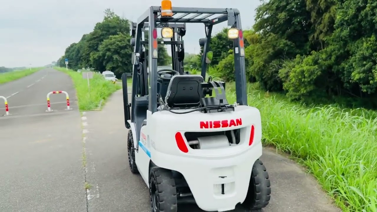 Nissan 2.0T forklift - YouTube