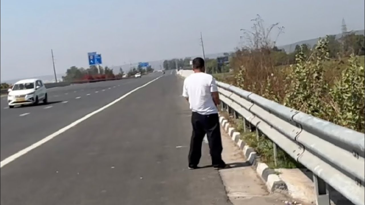 Ye Kya Horha Hai Khulle Mai Road pe