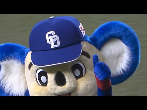 耳毛をなびかせながら痛車でドーム内を駆け抜けるドアラ (2022/04/01)