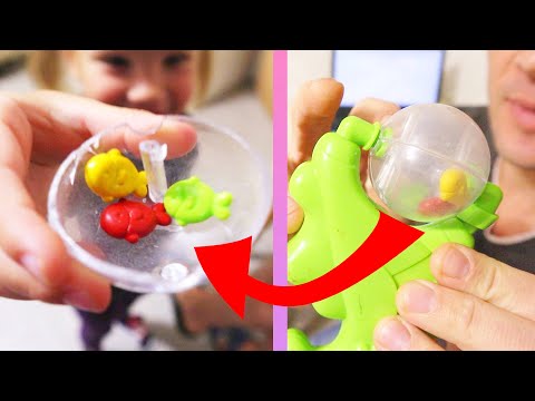 РАЗОБРАЛИ ИГРУШКУ-ПОГРЕМУШКУ И ДОСТАЛИ ИЗ НЕЕ РЫБОК. ДЕТСКИЕ ЭКСПЕРИМЕНТЫ. ЛОМАЕМ ИГРУШКУ. ДЛЯ ДЕТЕЙ