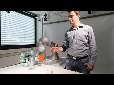 باحثون سويسريون يبتكرون ذراعا ثالثة لمساعدة البشر في الحياة اليومية