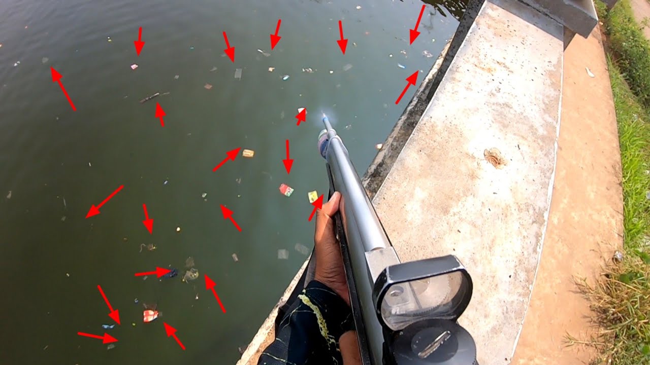 Mengejutkan ..!! Di Luar Dugaan Ternyata Kakap Besarnya Melintas Di Balik Sampah Sampah Berserakan