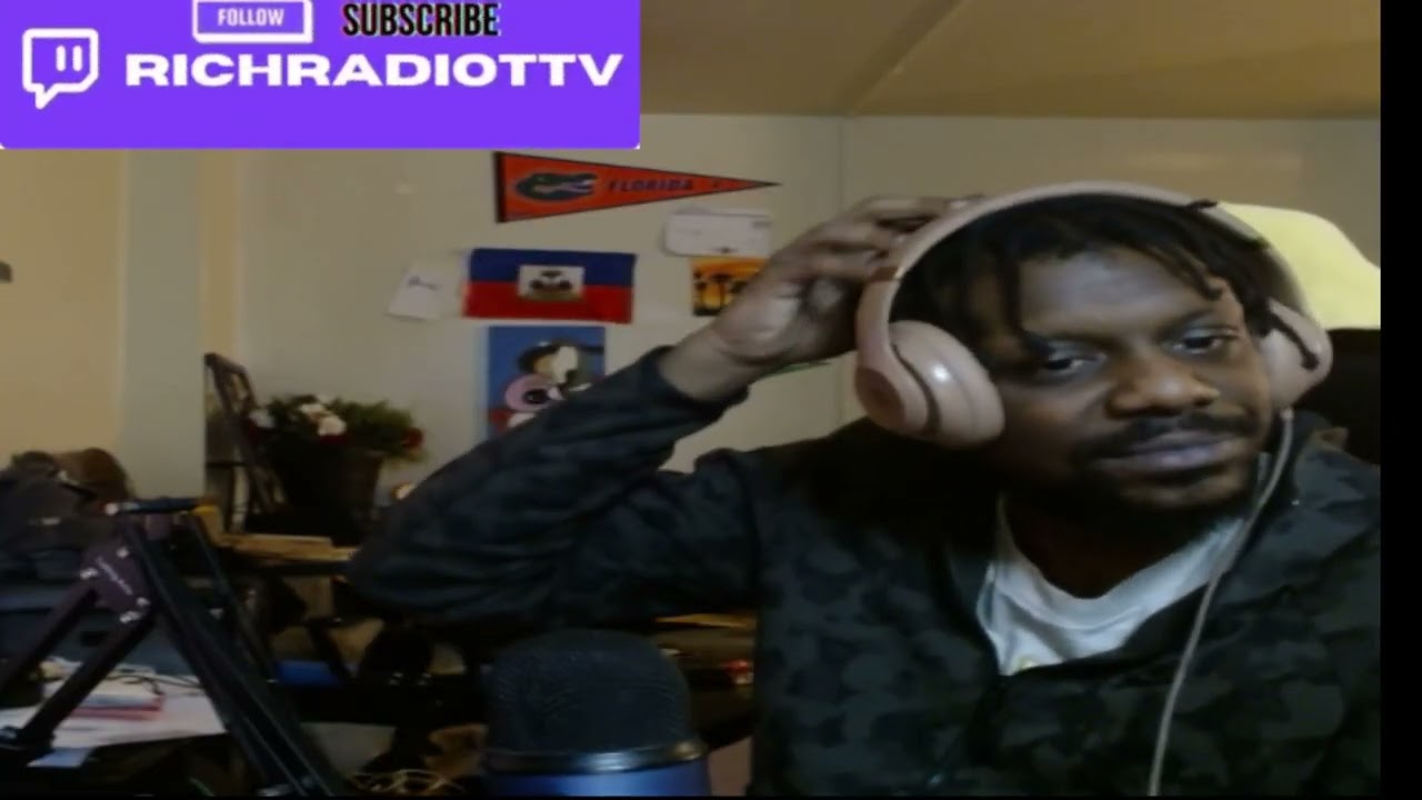 DAT BOY CLARENS SENT ME A GIFT MAN AHH MAN W CLARENS IN DA CHI DAT !