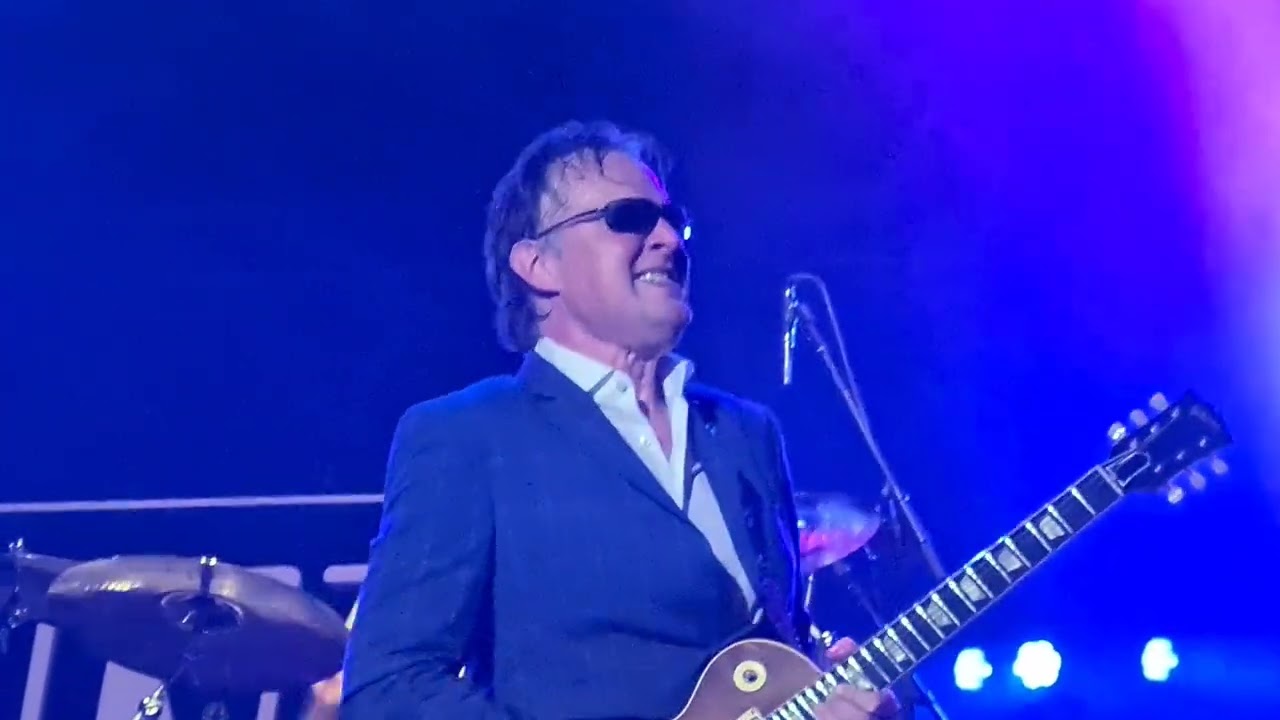 Joe Bonamassa avec ses choristes - Jazz à Vienne le 10/07/2023