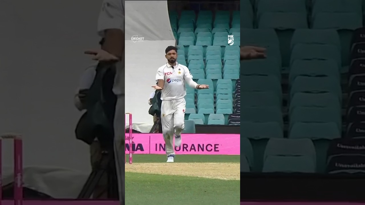 Aamir tries to fool Labuschagne with disappearing ball act #PlayOfTheDay