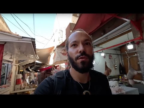 Seul dans le souk de Constantine, Algérie 