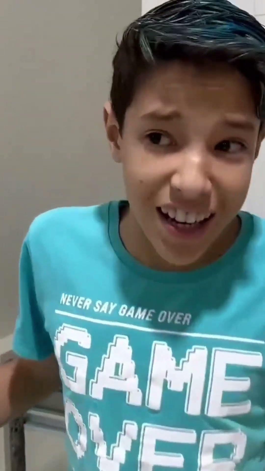 MC Divertida e o Chuveiro de Chicletes - MC Divertida #shorts