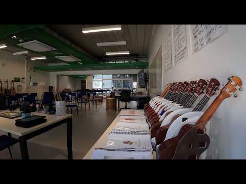 Visita virtual à sala de aula de música do ensino fundamental por drone FPV (Escola Pan-Americana...