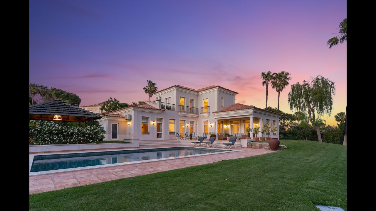 A striking family home on a large corner plot for sale in Fazenda Santiago, near Vale do Lobo