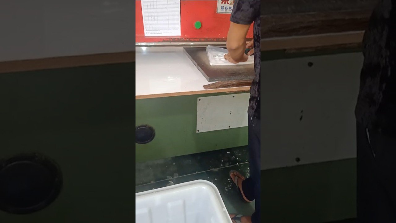Umbrella cutting machine
