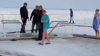 Russian children bathe in the icy  holy water. On the street - 33 ° C