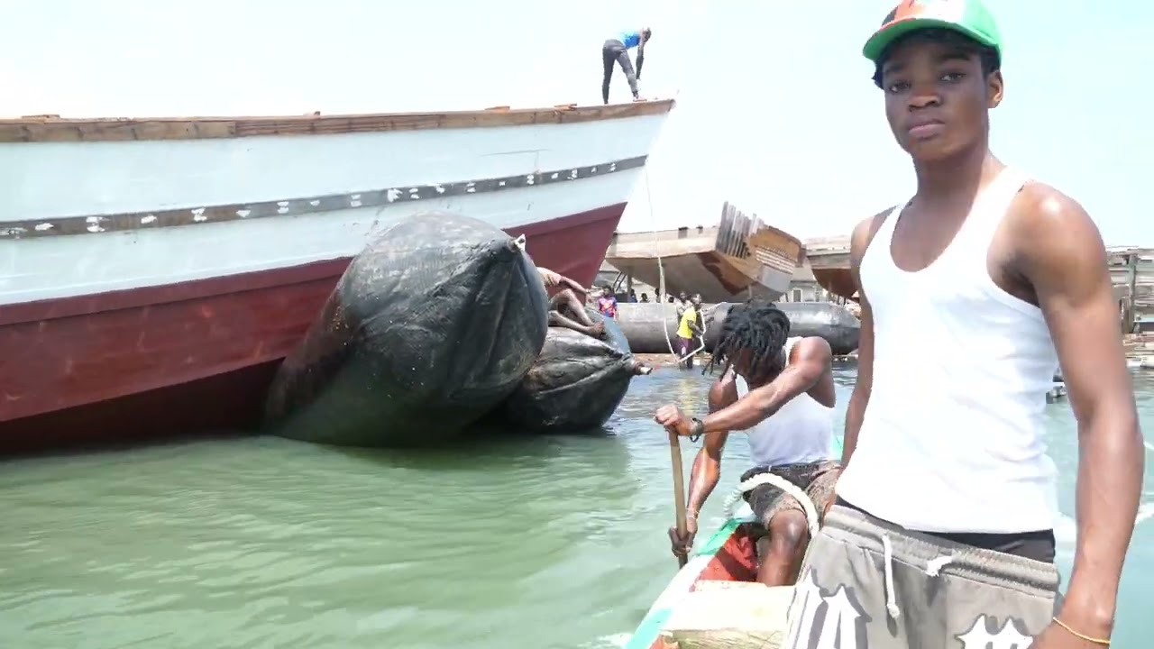 FISHING BOAT LAUNCH GOES WRONG ELMINA BOATYARD GHANA