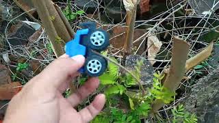 Berburu mainan mobil-mobilan,ada mobil yg nyangkut dipohon jambu.sambil belajar nama warna.