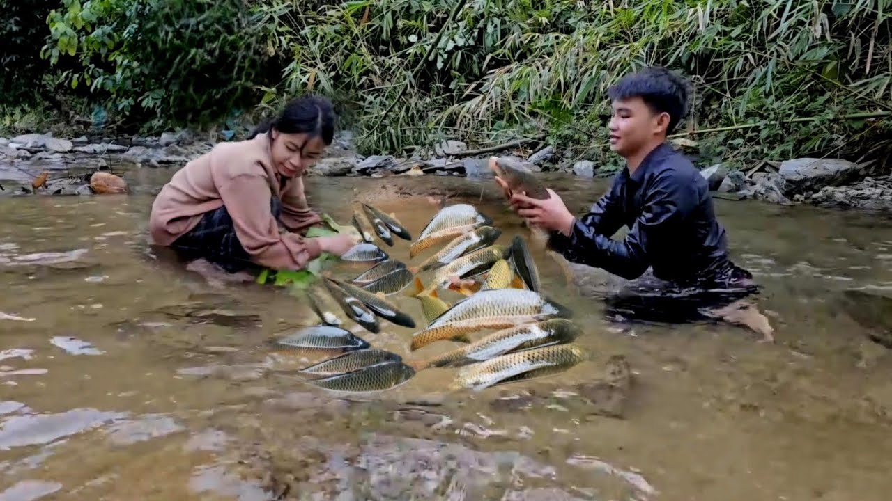 Homeless boy and poor girl go down to the stream to catch carp to sell-Homeless boy