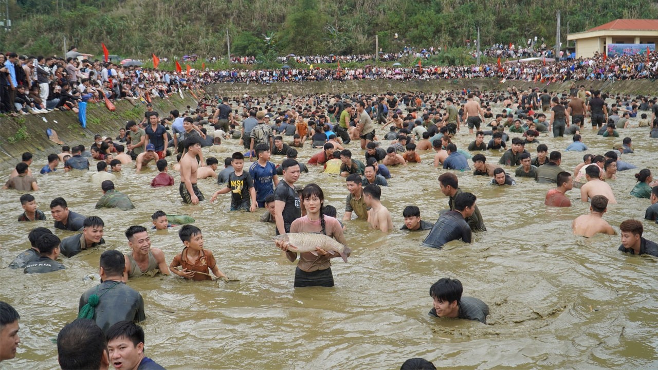 Shocking New Year's Fishing Festival in a rural area with millions of participants