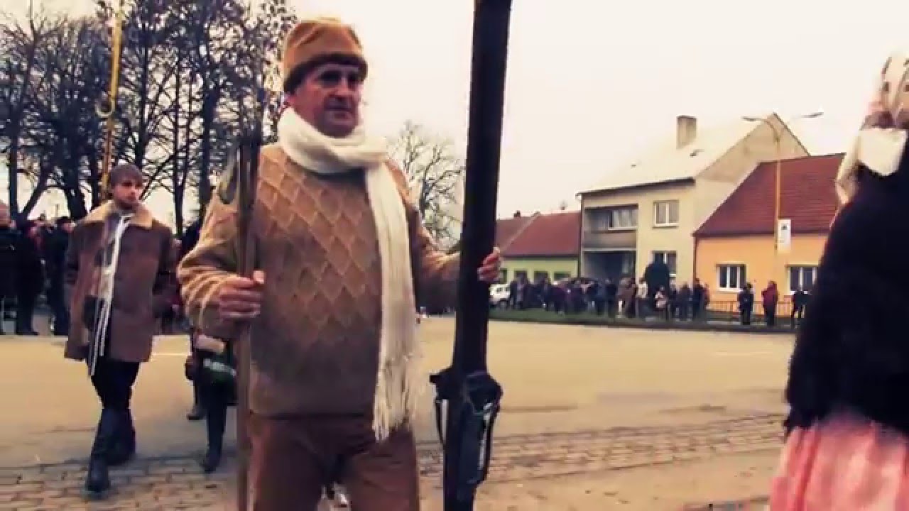 HROZNOVÁ LHOTA-Na Boží hod vánoční se uskutečnil už tradiční ŽIVÝ BETLÉM: průvod přichází ke kostelu